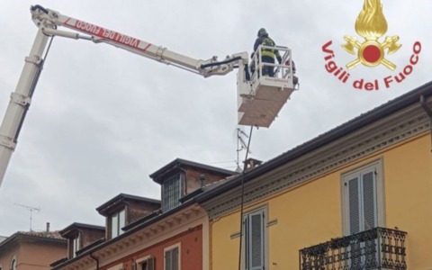Incendio in palazzina a Voghera: coppia di anziani intossicata dal fumo