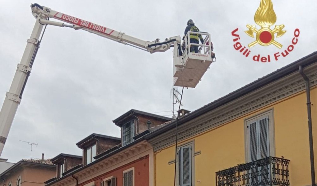 Incendio in palazzina a Voghera: coppia di anziani intossicata dal fumo