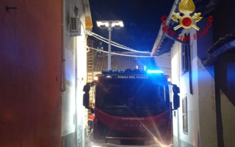 Incendio a Garlasco, a fuoco una canna fumaria: l’intervento dei Vigili del Fuoco