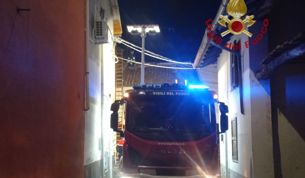 Incendio a Garlasco, a fuoco una canna fumaria: l’intervento dei Vigili del Fuoco