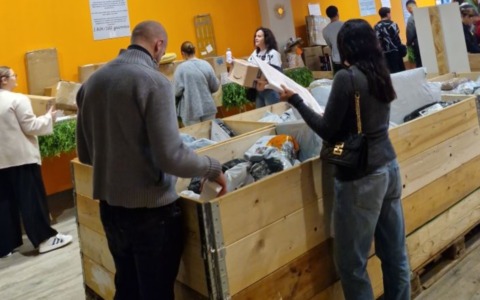 A Vigevano torna Poka Joïa, l’incredibile e divertente vendita di pacchi smarriti certificati