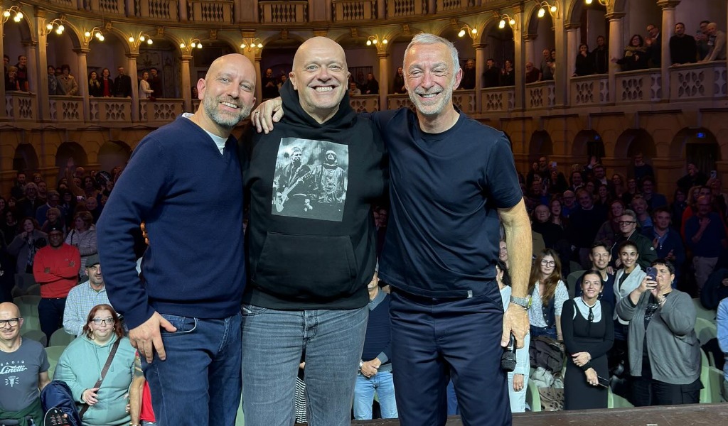 Linus e Max Pezzali insieme sul palco del Teatro Fraschini per ricordare i “tempi che furono”