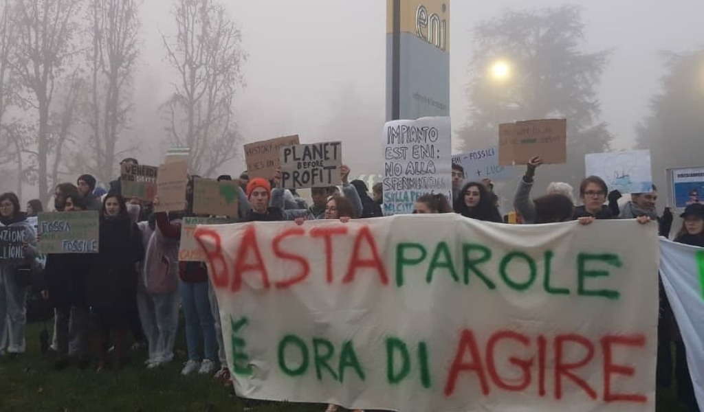 Al via il processo contro quattro attivisti di Friday For Future per il blocco della raffineria Eni di Sannazzaro