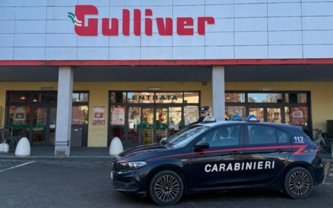 Rapina al “Gulliver” di Mortara: lei aggredisce la cassiera, lui minaccia i presenti con una catena
