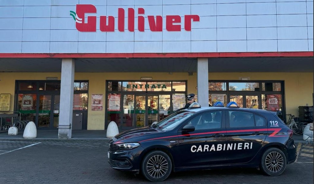 Rapina al “Gulliver” di Mortara: lei aggredisce la cassiera, lui minaccia i presenti con una catena