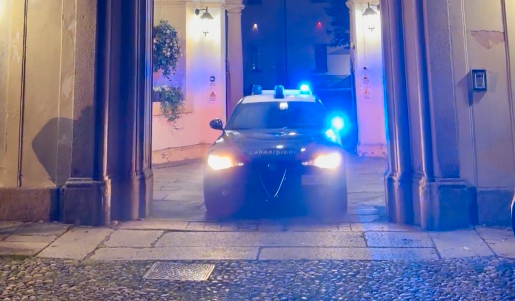 Ha il divieto di avvicinamento all’ex moglie, ma si presenta in caserma con lei