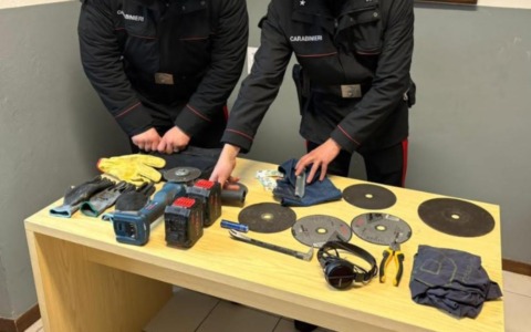 Tentano il furto al self service del distributore di benzina, un passante li nota e chiama i carabinieri