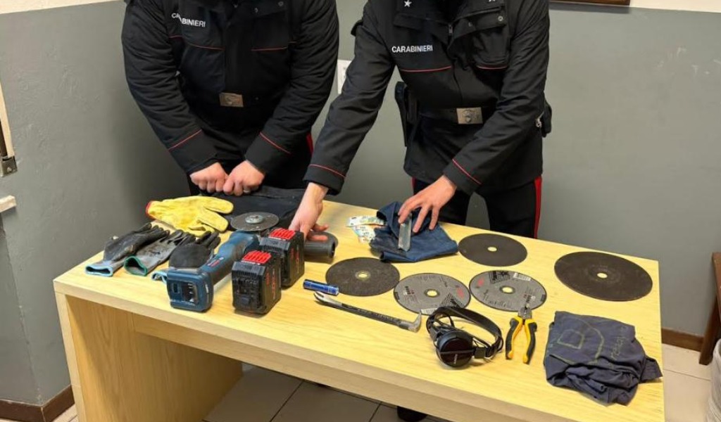 Tentano il furto al self service del distributore di benzina, un passante li nota e chiama i carabinieri