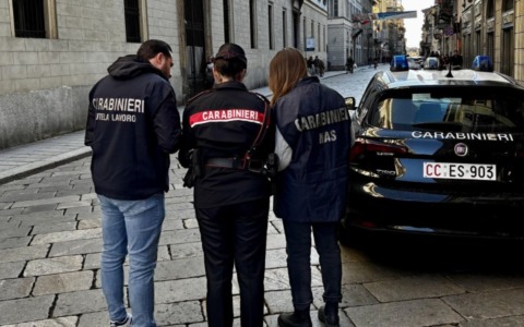Lavoratori in nero e carenze igienico-sanitarie: sequestrati 30 chili di alimenti in locale del centro di Pavia