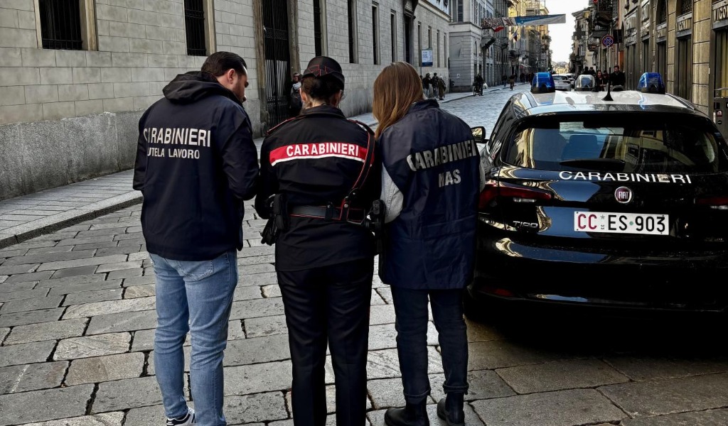 Lavoratori in nero e carenze igienico-sanitarie: sequestrati 30 chili di alimenti in locale del centro di Pavia