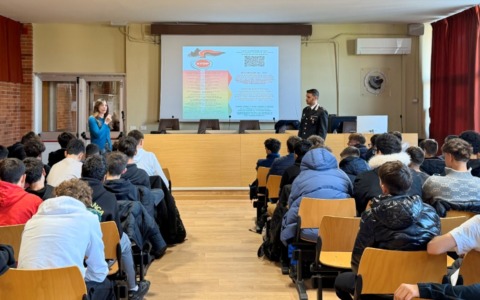 Bullismo e cyberbullismo: i Carabinieri incontrano gli studenti del Cardano di Pavia