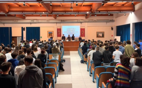 Sicurezza stradale, la Polizia incontra oltre 200 studenti degli istituti superiori di Pavia