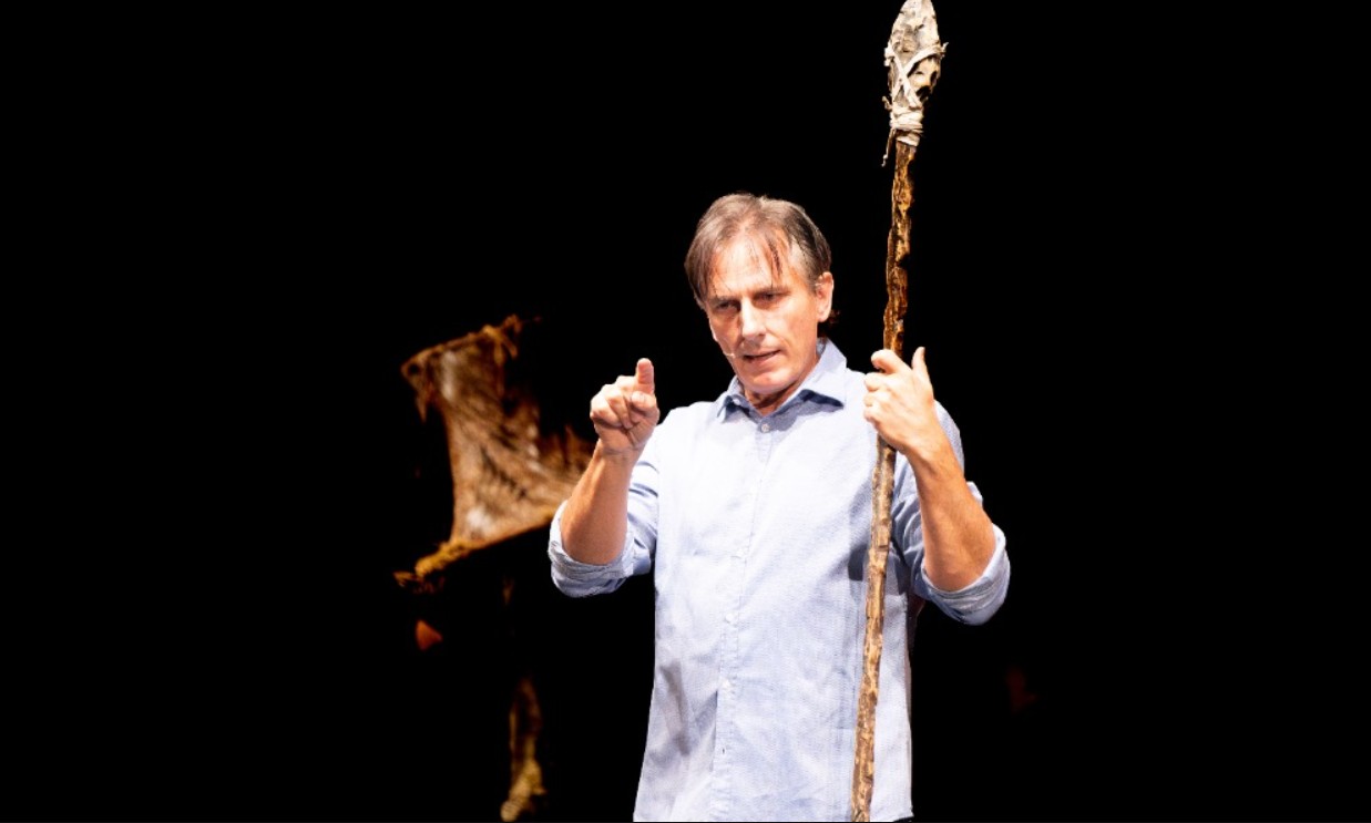 “Caveman”, in scena a Broni il fenomeno teatrale che racconta l’amore con ironia preistorica