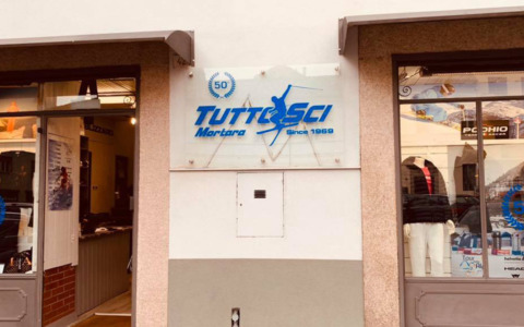 Incendio devastante a Mortara: in fiamme il negozio “Tutto Sci”, danni da mezzo milione di euro