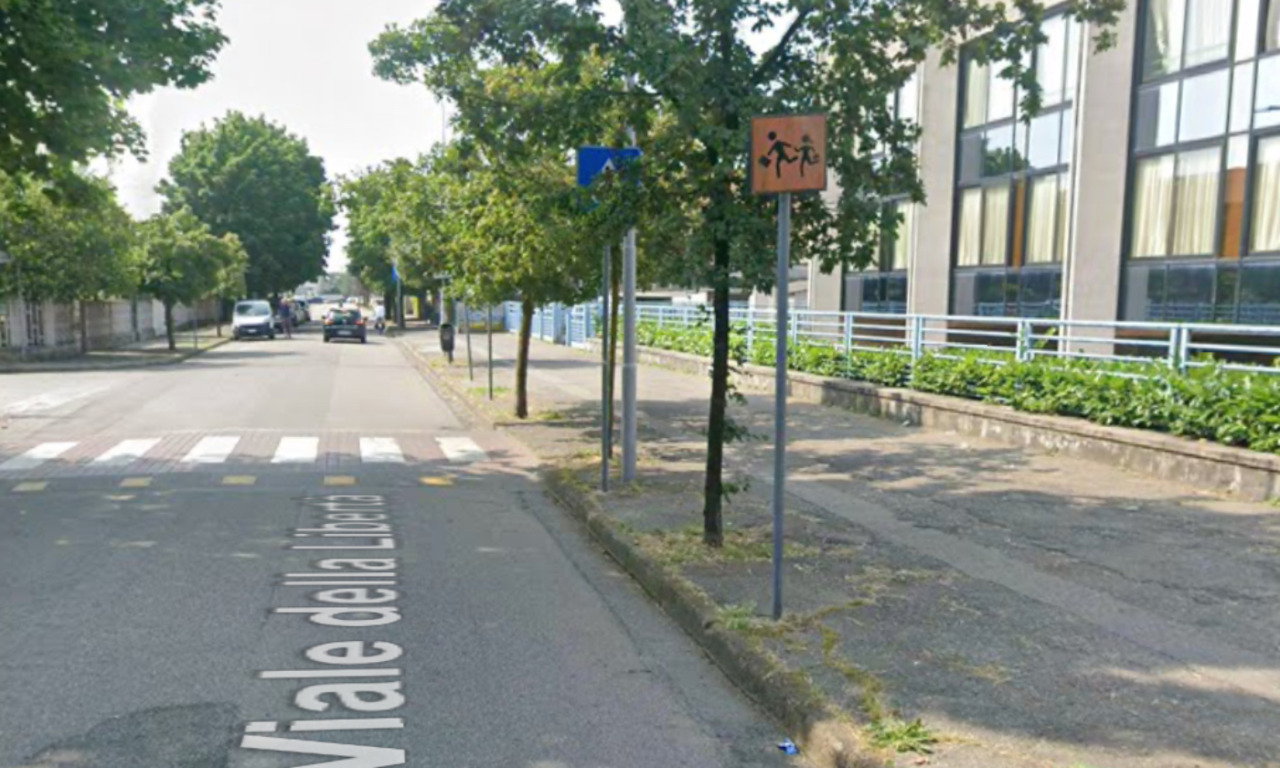 Lite violenta tra due uomini vicino alle scuole di Vigevano, agenti e operatori sanitari sul posto