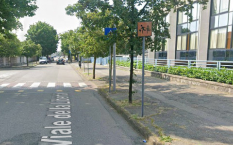 Lite violenta tra due uomini vicino alle scuole di Vigevano, agenti e operatori sanitari sul posto