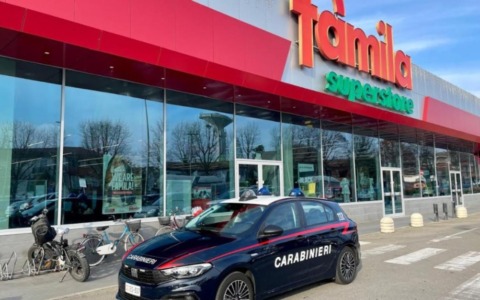 Rubano merce per 30 euro, poi aggrediscono la vigilanza usando spray al peperoncino per guadagnarsi la fuga