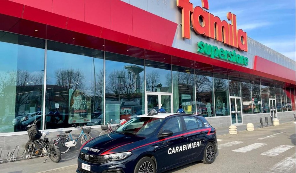 Rubano merce per 30 euro, poi aggrediscono la vigilanza usando spray al peperoncino per guadagnarsi la fuga