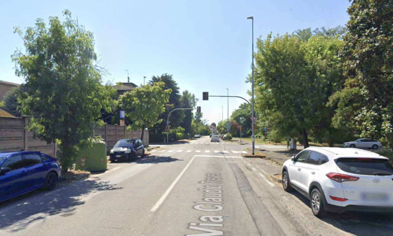 Scontro a Pavia, esce di strada con il suv e si schianta contro le auto parcheggiate