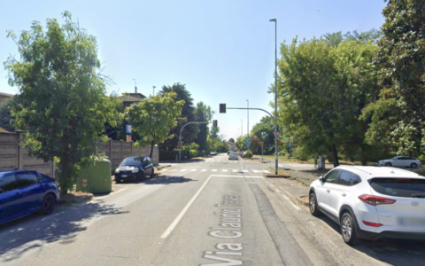 Scontro a Pavia, esce di strada con il suv e si schianta contro le auto parcheggiate