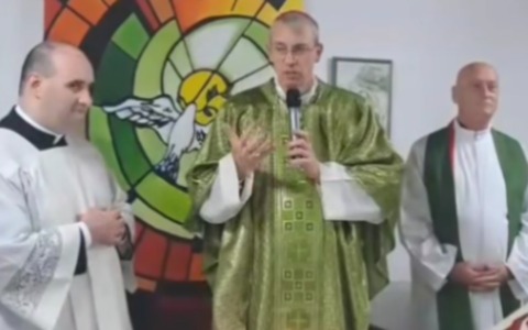 Il vescovo Sanguineti celebra Messa nel campo sinti di piazzale Europa: “Siete cristiani come tutti gli altri”