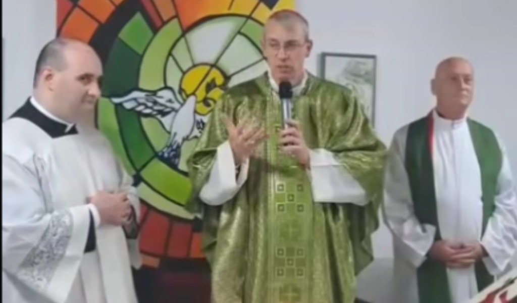 Il vescovo Sanguineti celebra Messa nel campo sinti di piazzale Europa: “Siete cristiani come tutti gli altri”