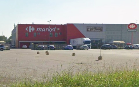 Colpo notturno al Carrefour: ladri in fuga con diversi generi alimentari