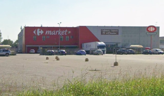 Colpo notturno al Carrefour: ladri in fuga con diversi generi alimentari