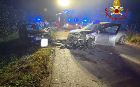 Scontro frontale a Inverno e Monteleone nella notte: due ragazze di 24 e 29 anni e un 37enne feriti
