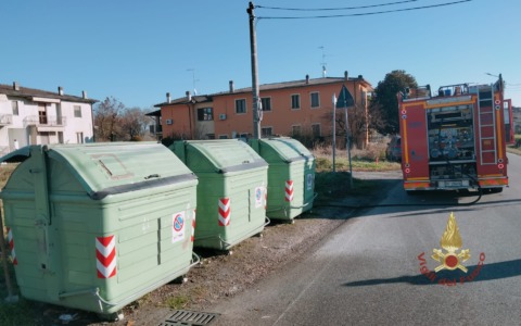 Principio d’incendio in un cassonetto dei rifiuti, arrivano i Vigili del Fuoco