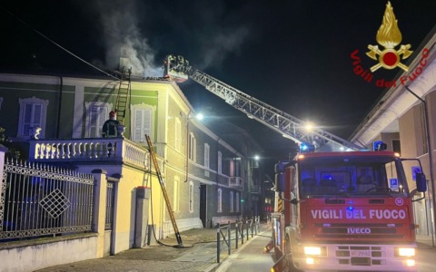 Incendio tetto a Sannazzaro: oltre tre ore di lavoro per domare le fiamme