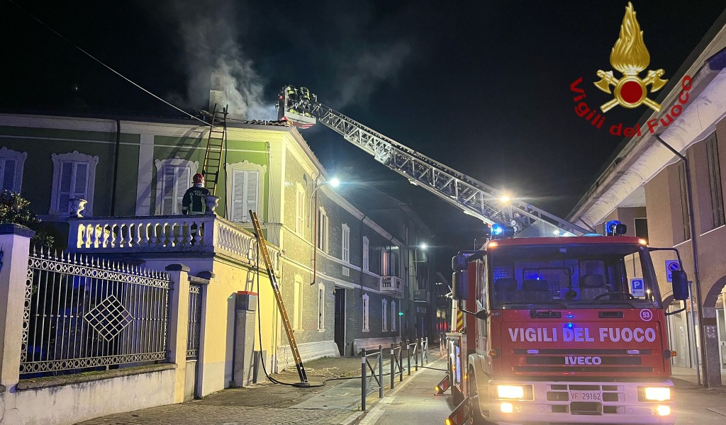 Incendio tetto a Sannazzaro: oltre tre ore di lavoro per domare le fiamme
