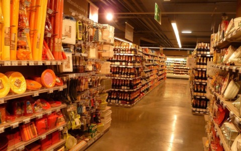 Chiusi due maxi-store senza autorizzazione a San Martino Siccomario, multa da 10mila euro per il proprietario cinese