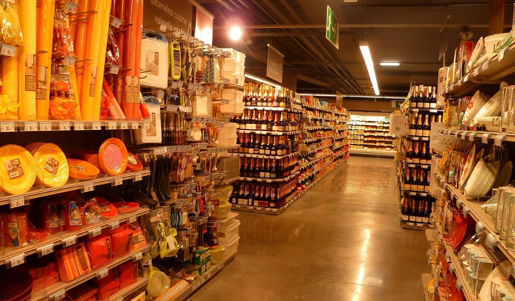 Chiusi due maxi-store senza autorizzazione a San Martino Siccomario, multa da 10mila euro per il proprietario cinese