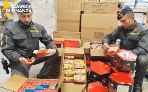 Sequestrate 4 tonnellate di fuochi d’artificio stoccati senza sicurezza in 8 depositi nel Pavese