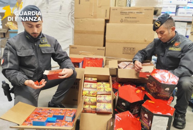 Sequestrate 4 tonnellate di fuochi d’artificio stoccati senza sicurezza in 8 depositi nel Pavese