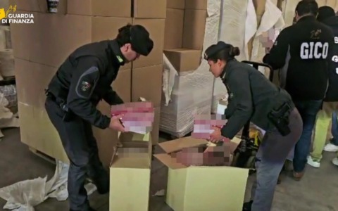 Scoperti tra Pavia e Milano due laboratori clandestini per la produzione di sigarette contraffatte