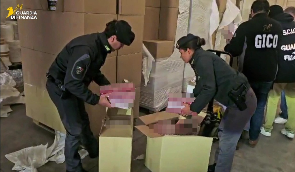 Scoperti tra Pavia e Milano due laboratori clandestini per la produzione di sigarette contraffatte