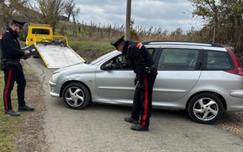 Non si ferma all’alt dei Carabinieri, automobilista senza patente denunciato dopo fuga spericolata