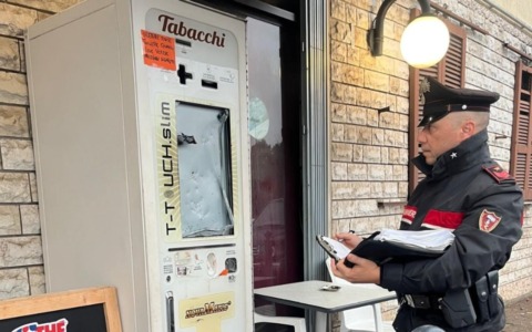 Sorpreso a scassinare un distributore automatico di sigarette: 41enne denunciato