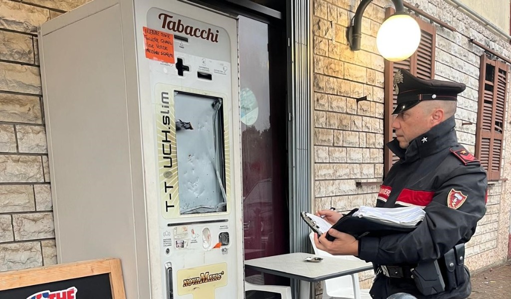 Sorpreso a scassinare un distributore automatico di sigarette: 41enne denunciato