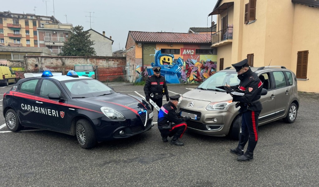 Targhe false su un’auto fermata nel centro di Broni: denunciato un 27enne