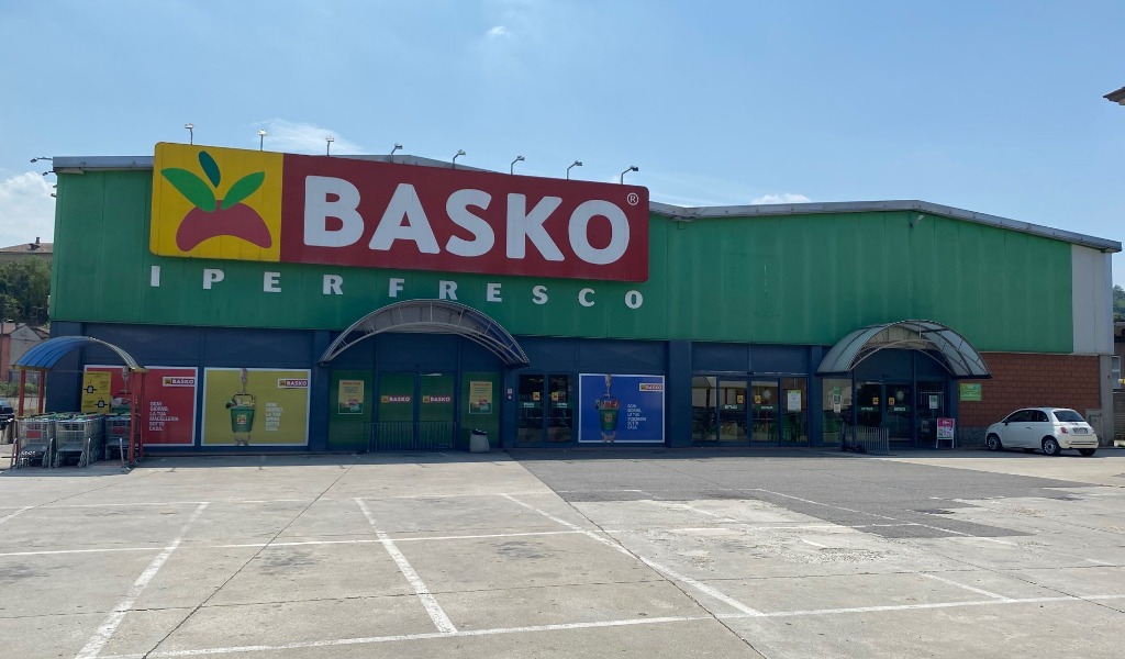 Colpo al Basko di Stradella: si calano dal tetto, via con 5mila euro e l’hard disk della videosorveglianza