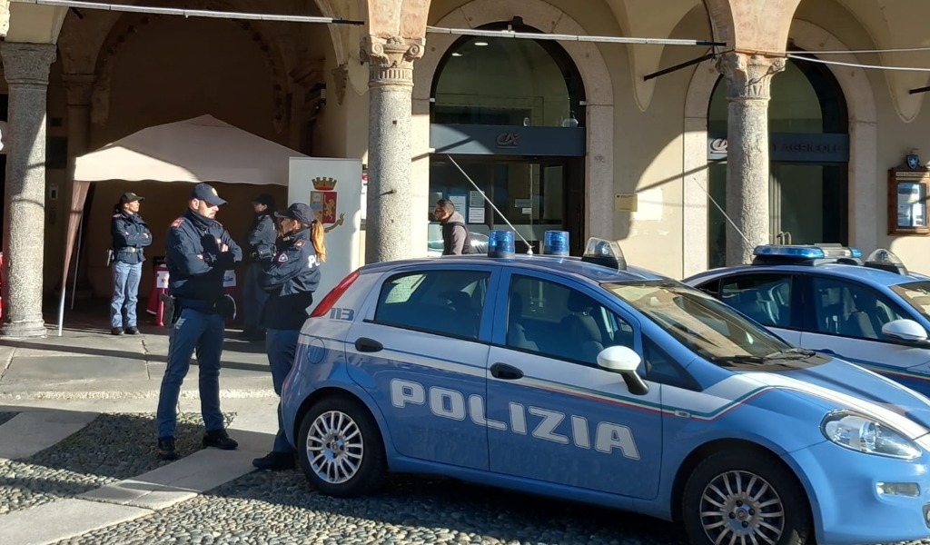 Tenta il furto in un supermercato, poi prende a calci e spallate gli agenti: arrestata