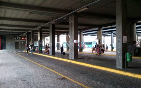 Rifiutano la richiesta di una sigaretta: coppia di 18enni picchiata all’Autostazione di Pavia