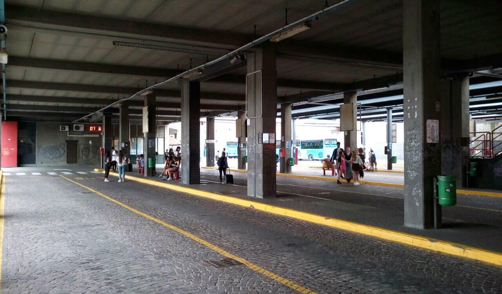 Rifiutano la richiesta di una sigaretta: coppia di 18enni picchiata all’Autostazione di Pavia