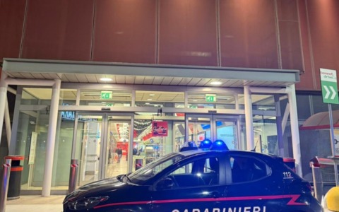 Uno la distrae, l’altro le ruba la borsa in macchina: furto al Bennet di Parona