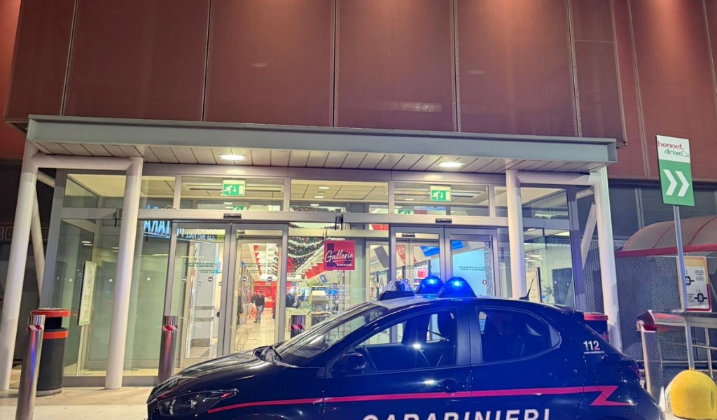 Uno la distrae, l’altro le ruba la borsa in macchina: furto al Bennet di Parona