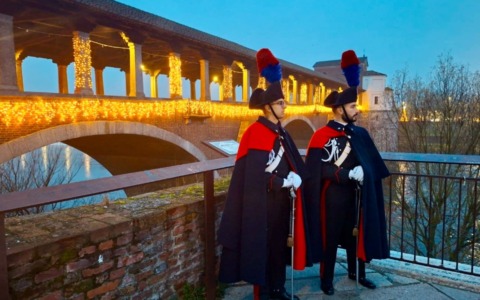 Carabinieri in Grande Uniforme Storica rafforzano i controlli in centro a Pavia