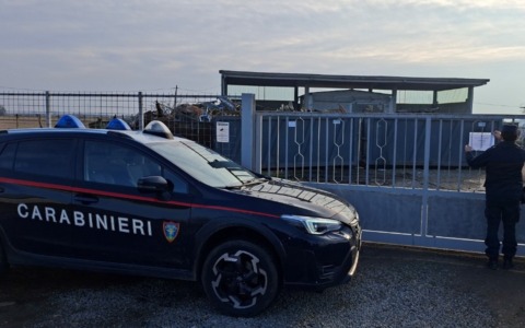 Ferro, alluminio, cavi elettrici e radiatori: scoperto deposito illecito di rifiuti speciali a Robbio